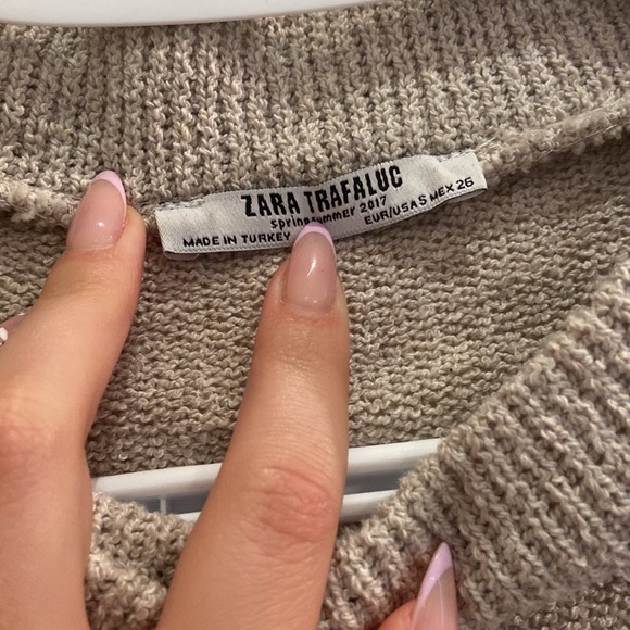 Zara Trafaluc Beige sweater with opening in front - Picture 2 of 3